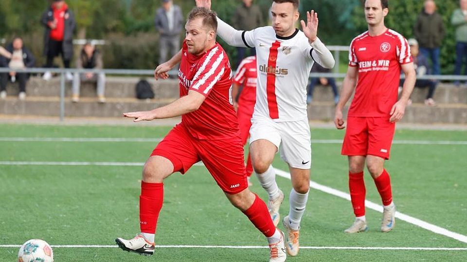 Torschütze: Nick Neumann (Mitte, hier im Spiel gegen den 1. FC Langen) sicherte RW Darmstadt mit seinem Treffer ein Remis in der Verbandsliga beim Zweiten RW Frankfurt.	Foto: Peter Henrich