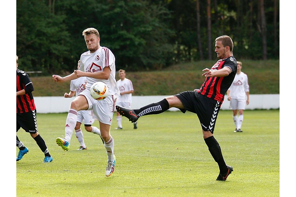 Ein Sieggarant zuletzt in Marktleugast: Der Saaser Fabian Viefhaus (links) steuerte zwei Tore zum jüngsten 3:0-Erfolg seiner Mannschaft beim Aufsteiger aus dem Kulmbacher Oberland bei.F: Kolb