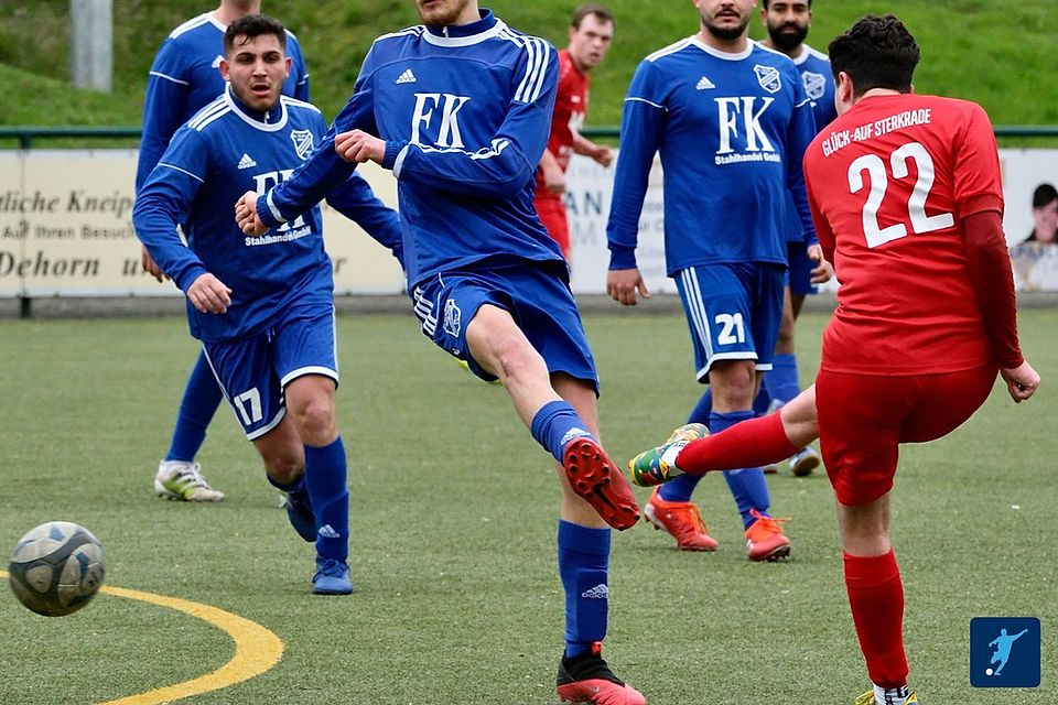 Hier ist Greku noch im „Blau-Weißen Trikot unterwegs im Spiel gegen Sc. Glück-Auf Sterkrade. Hier ist Greku noch im „Blau-Weißen Trikot unterwegs im Spiel gegen Sc. Glück-Auf Sterkrade.