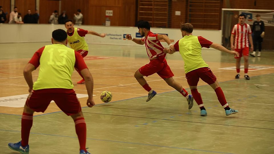 Packen wir‘s an... Antonios Masmanidis (Dachau 1865) entwischt im Spiel gegen den SV Türk Dachau.