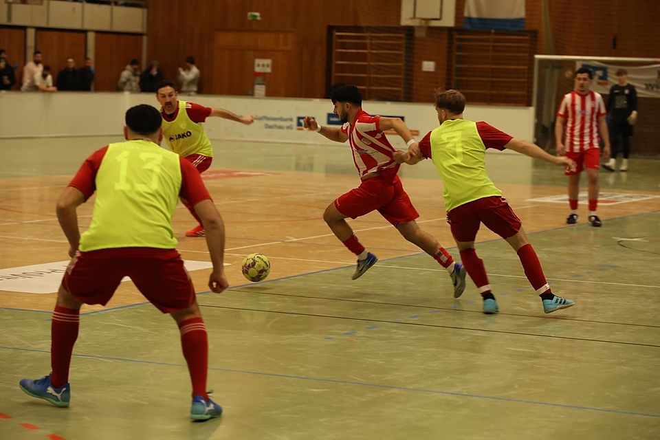 Packen wir‘s an... Antonios Masmanidis (Dachau 1865) entwischt im Spiel gegen den SV Türk Dachau. Packen wir‘s an... Antonios Masmanidis (Dachau 1865) entwischt im Spiel gegen den SV Türk Dachau.