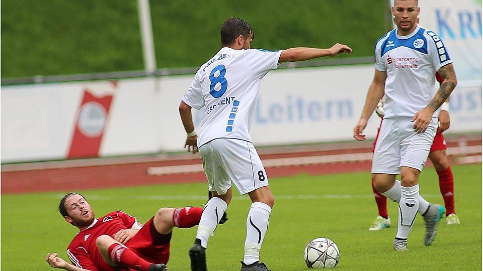 Der FC Wangen (in Rot, Szene gegen Albstadt) empfängt am Mittwochabend als Tabellenletzter die TSG Backnang. Foto: Josef Kopf