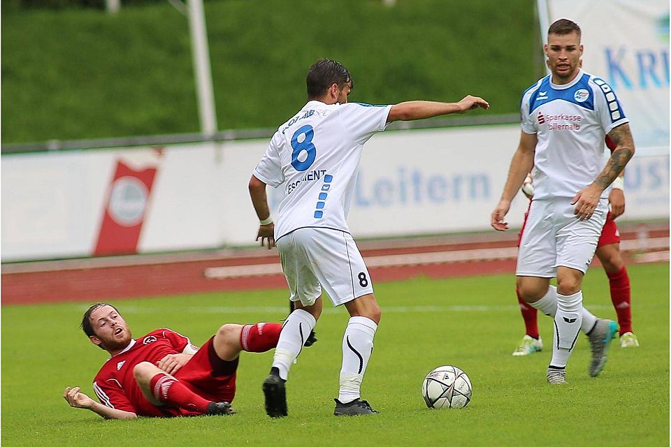 Der FC Wangen (in Rot, Szene gegen Albstadt) empfängt am Mittwochabend als Tabellenletzter die TSG Backnang. Foto: Josef Kopf