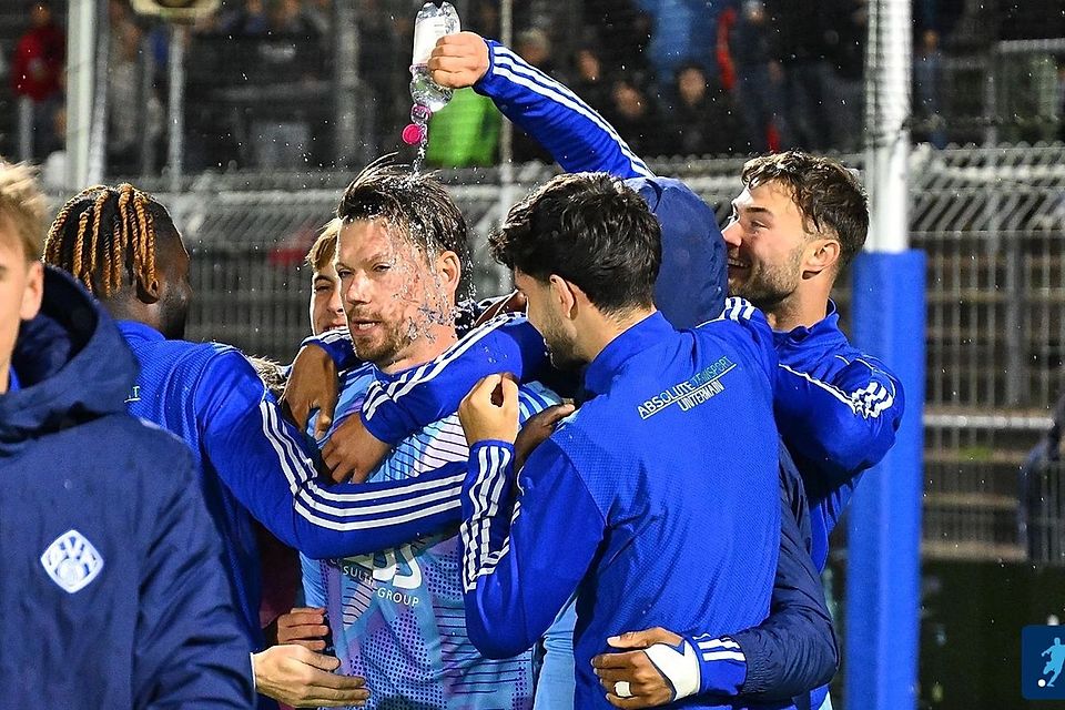 Ein Bild aus besseren Tagen: Im Mai hielt Max Grün (Mitte) der Viktoria den Klassenerhalt in der Regionalliga Bayern fest.