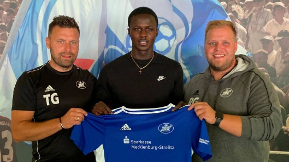 Trainer Tomasz Grzegorczyk (li.) und Geschäftsstellenleiter Robert Gerhardt (r.) mit Neuzugang Boris Hass.