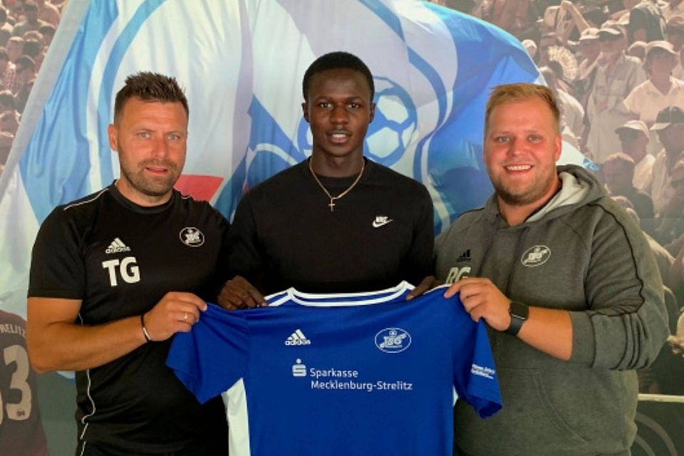 Trainer Tomasz Grzegorczyk (li.) und Geschäftsstellenleiter Robert Gerhardt (r.) mit Neuzugang Boris Hass.