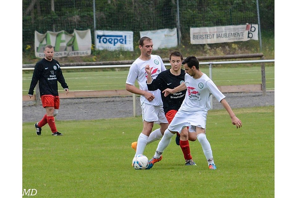 Tim Rieche (in weiß/ rechts) wechselt zum Landesligisten Heyrothsberge   (F. Michael Donau)