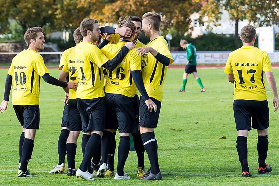 Gemeinsam siegen, gemeinsam jubeln: Das Team des TSV Mindelheim gewann mit dem knappsten aller Ergebnisse 1:0 gegen Marktoberdorf, zeigte sich dabei aber demonstrativ eine geschlossene Mannschaftsleistung. F.: M. Lindemann Gemeinsam siegen, gemeinsam jubeln: Das Team des TSV Mindelheim gewann mit dem knappsten aller Ergebnisse 1:0 gegen Marktoberdorf, zeigte sich dabei aber demonstrativ eine geschlossene Mannschaftsleistung. F.: M. Lindemann