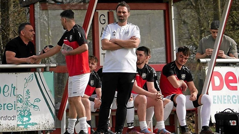 Eugenio Wild (stehend, Bildmitte) soll den SV Kohlberg aus dem Tabellental der Kreisliga Nord herausführen.