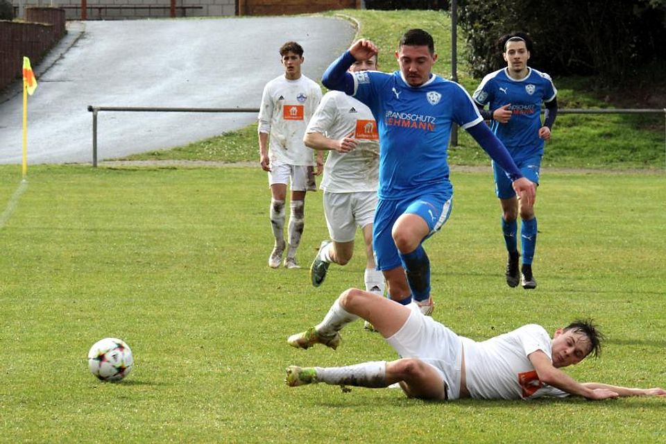 Der Guntersblumer Jannik Reich (am Boden) gewinnt mit seiner Mannschaft überraschend gegen den Tabellenzweiten FC Fortuna Mombach und Jasmin Redzic.	