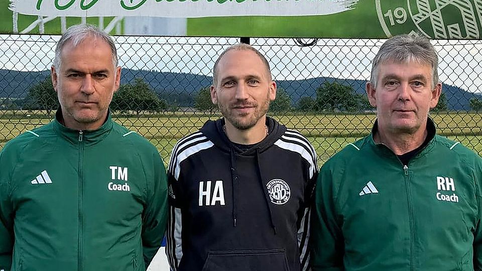 In Dieterskirchen stellt Abteilungsleiter Robert Becher (Mitte) den neuen Trainer Thomas Meyer (links) und seinen Co Robert Hölzl (rechts) vor.