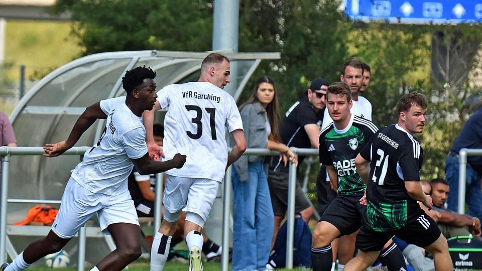 Fußball / VFr Garching (weiße Trikots) - TSV Gaimersheim ----VFR li Torsch Gottfried Agbavon, daneben Maik Vogel