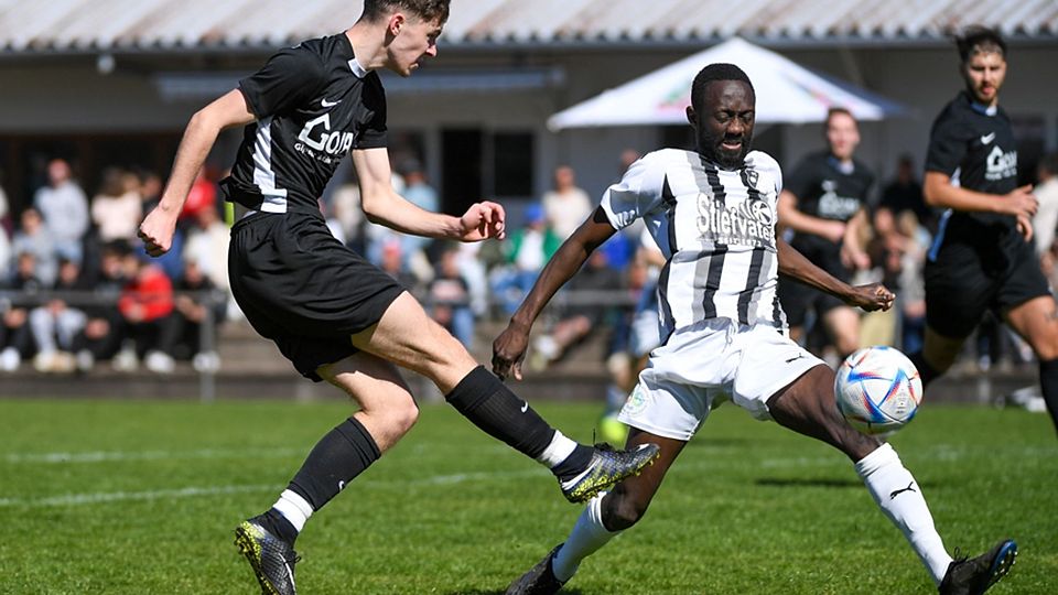 „Ich will Spaß haben“: SG-Torjäger Marco Hanser (links, gegen Lamin Colley) traf doppelt. | Foto: Gerd Gründl