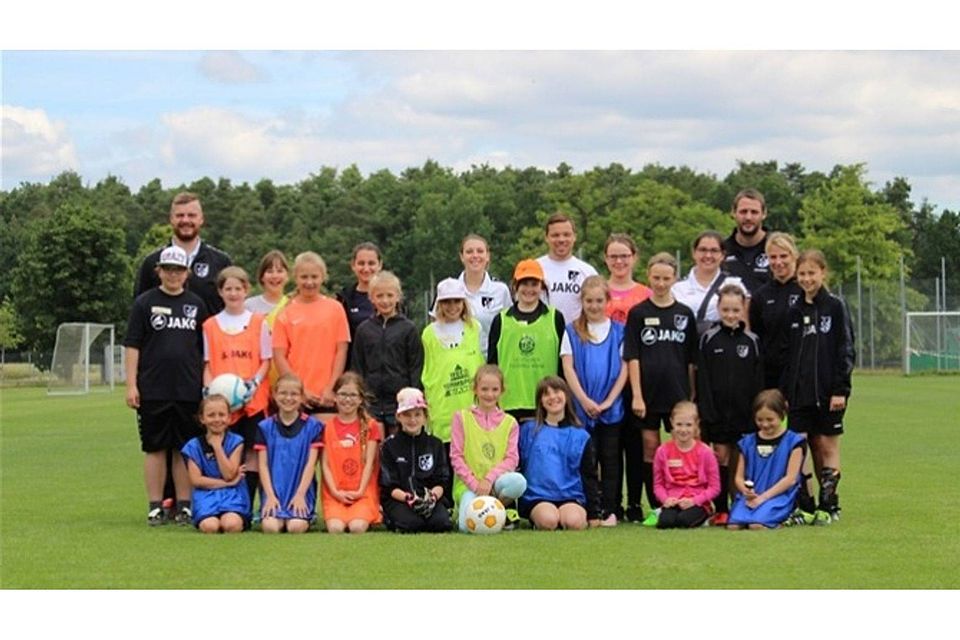 20 Mädchen waren beim „Tag des Mädchenfußballs“.  Foto: FC Schwarzenfeld