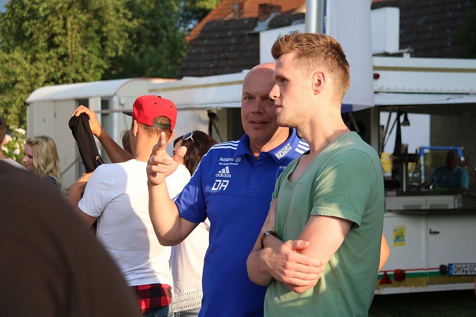 Schon mit Coach Daniel Runge im Gespräch: Beim Testspiel gegen Dynamo Dresden war Christian Voß (rechts) Zaungast in Zehdenick Foto: Steffen Kretschmer