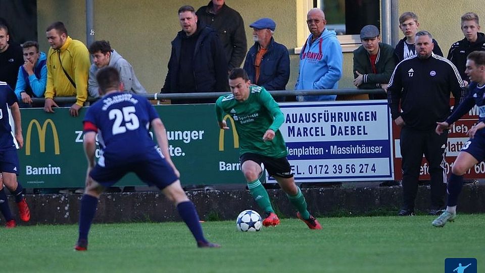 Tim Jauer beobachtet das Geschehen auf dem Platz.