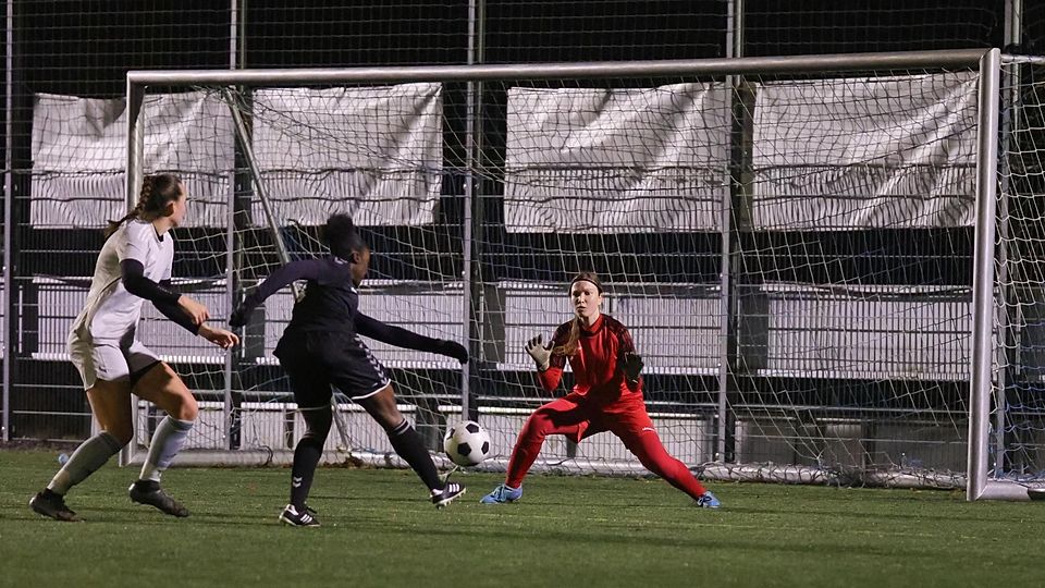 Den Treffer zum 2:0 erzielt Nana Opoku (M.). Milena Wallisch (l.) kommt zu spät, Torfrau Chantal Kempkens ist machtlos.