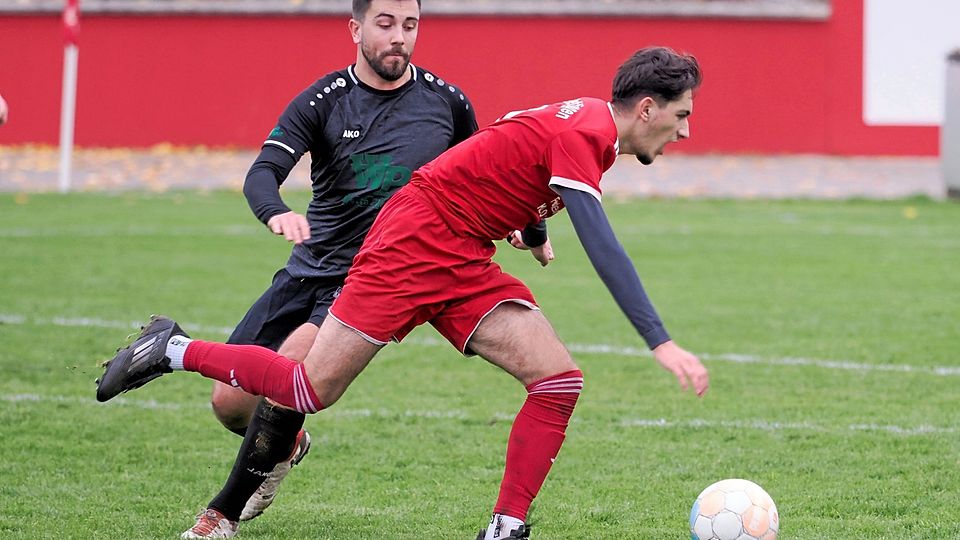 Tino Gritzuhn (rechts) war mit der SSV Höchstädt im Vorwärtsdrang, trotzdem reichte es nicht zum Sieg. Daniel Seibold kam mit dem TSV Oettingen zum späten Ausgleich.