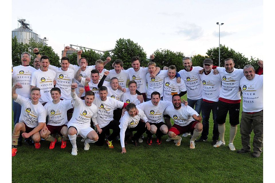 Weiße Shirts für die neuen Kreispokalsieger: Die Fußballer der SG Schmittweiler freuen sich über ihren klaren Endspielerfolg.  (Foto: Heidi Sturm)