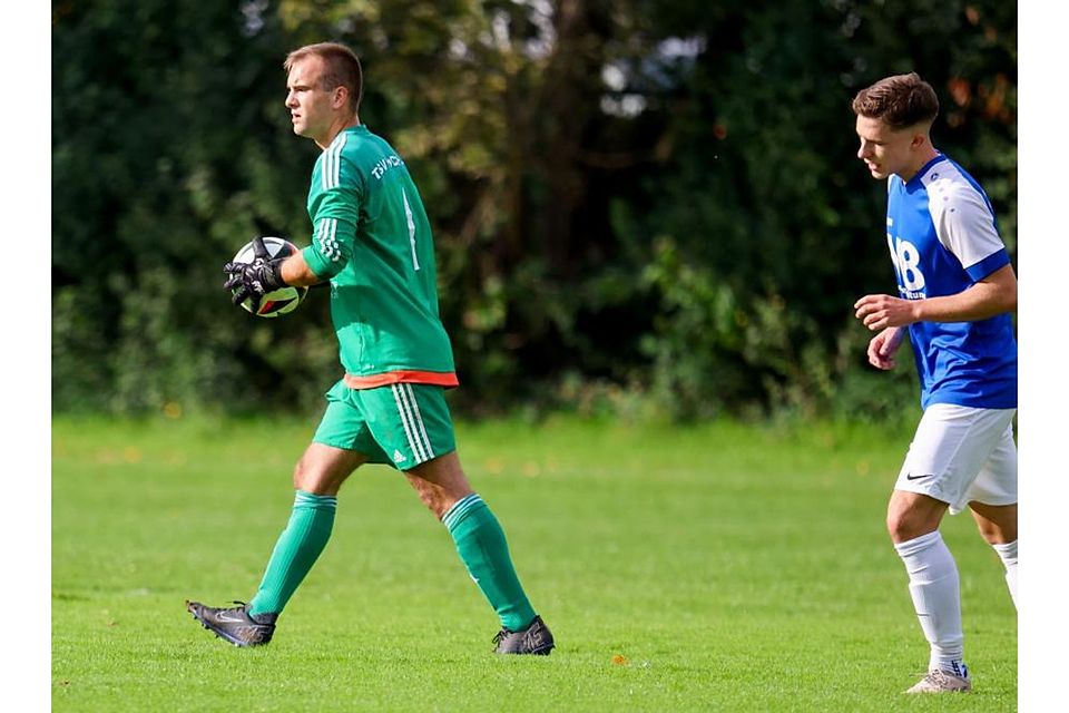 Höchsts Torwart Moritz Weipert muss zweimal hinter sich greifen in Bickenbach.	Foto: Guido Schiek