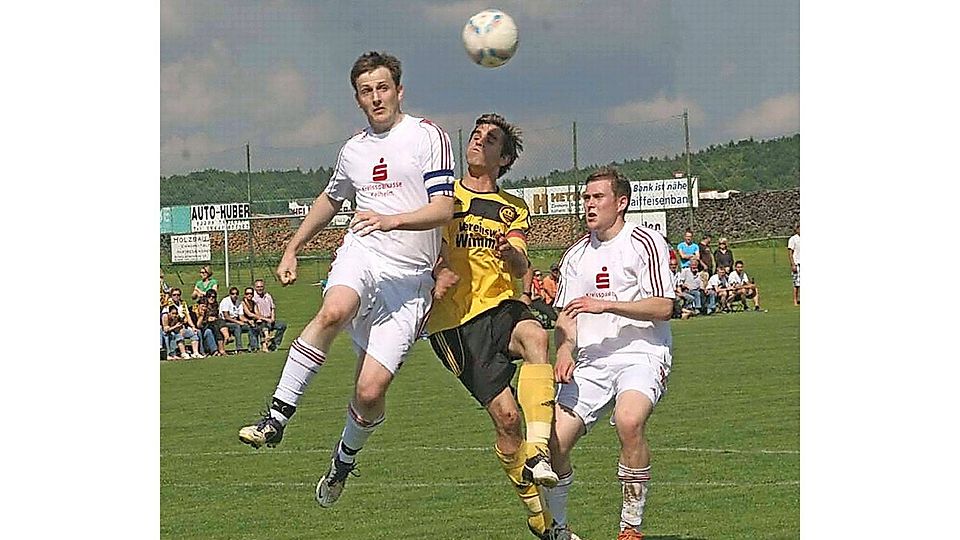 Angeblich hat sich Christoph Batz (in Gelb) nach einem Platzverweis nicht rasch genug vom Rasen gemacht - deshalb die Sperre.  Foto: Archiv