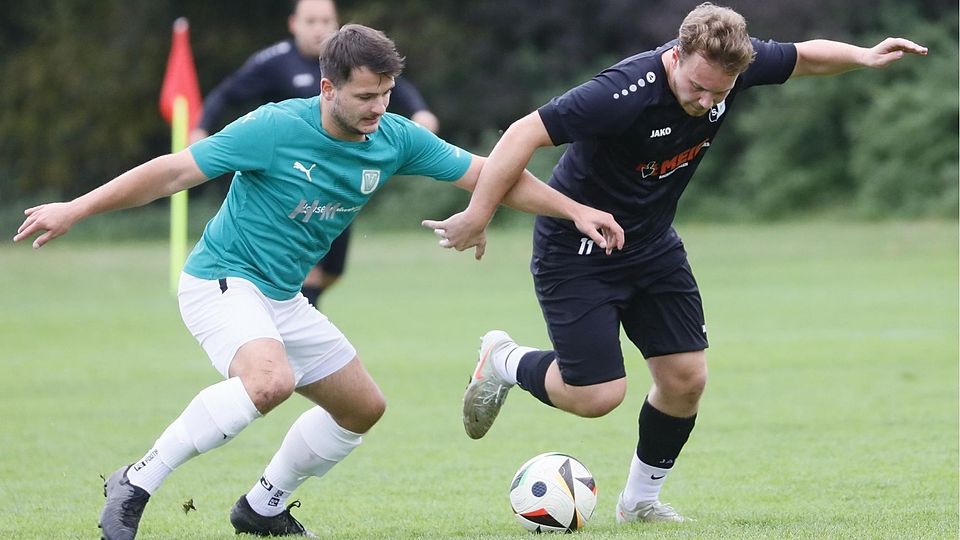 Doppelpacker: Erik Hölzl (l.), hier im Duell mit Langenbachs Hannes Kain, drehte  mit seinen beiden Toren binnen drei Minuten das Spiel zugunsten der FVgg Gammelsdorf.