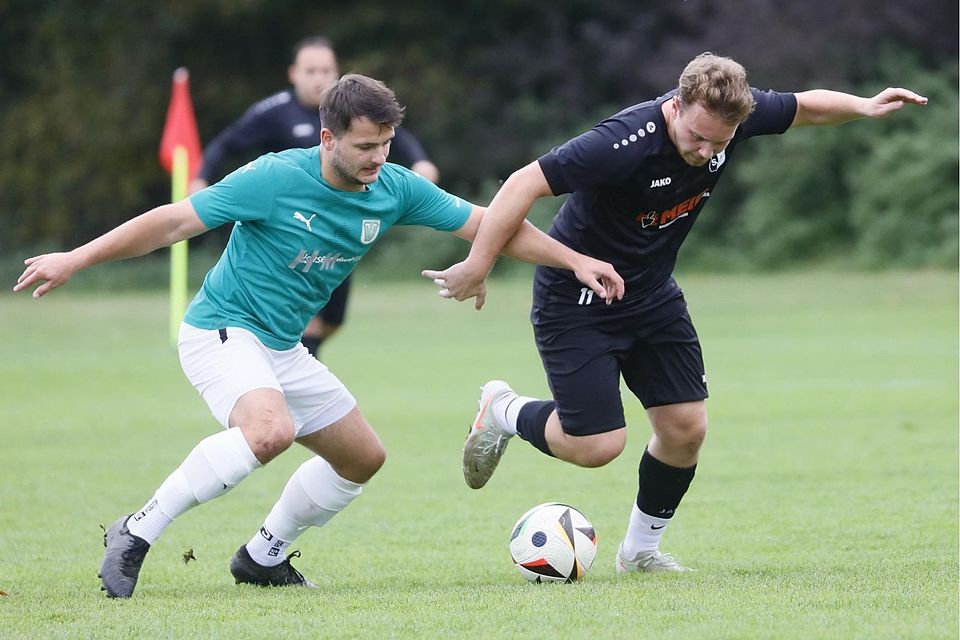 Doppelpacker: Erik Hölzl (l.), hier im Duell mit Langenbachs Hannes Kain, drehte  mit seinen beiden Toren binnen drei Minuten das Spiel zugunsten der FVgg Gammelsdorf.