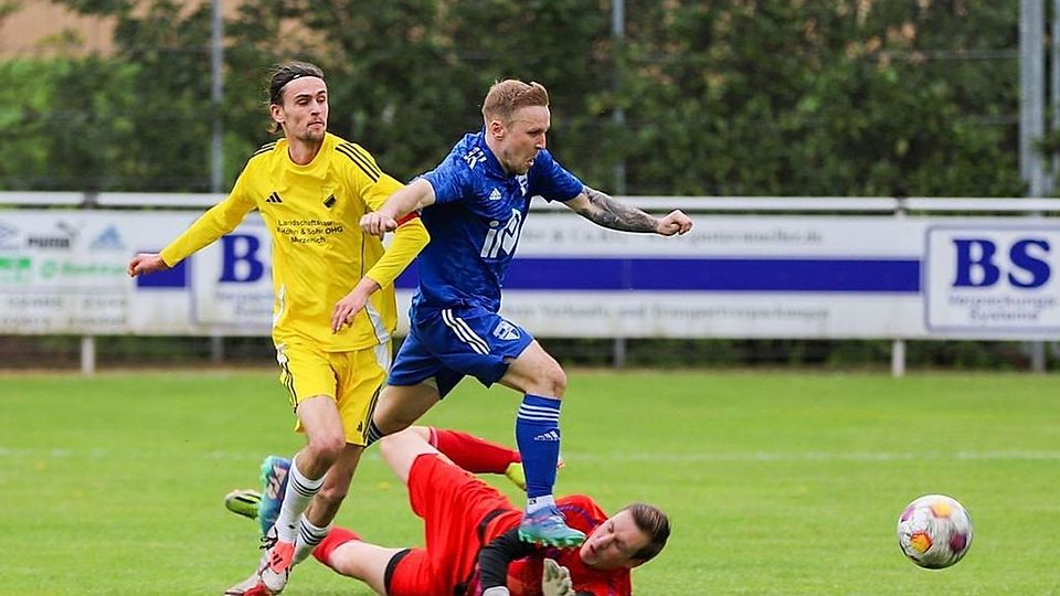 Borussia Freialdenhoven (in blau) startet gegen den FC Düren 77 in die Saison.