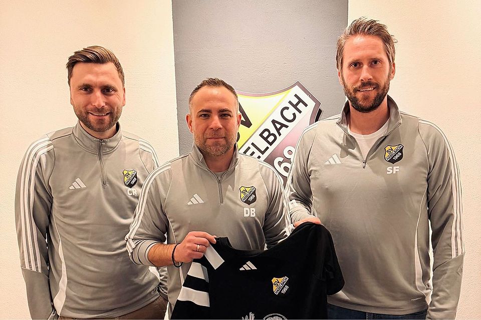 Die Verantwortlichen des SV Haselbach stellen Daniel Bohnert (Mitte) als künftigen Trainer vor.