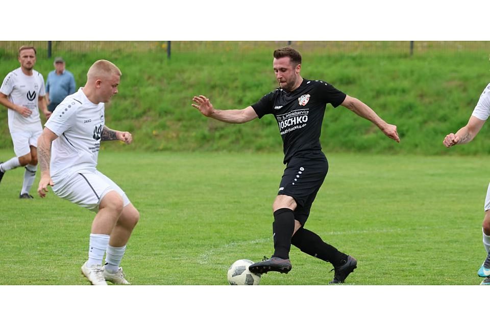 In der vergangenen Saison war das Duell zwischen der SG Silberg/Eisenhausen (rechts Robin Bögel) und dem TSV Michelbach (links Robin Schwaag) eine Partie zweier Teams aus dem Tabellenmittelfeld, am Freitag begegnet man sich als Erster und Zweiter. © Jens Schmidt