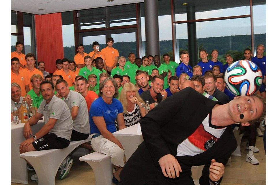 Der Fußballkünstler Sebastian Landauer balanciert den Ball auf seiner Wange. Die Teams (von links) aus Istanbul, Wolfsburg und Schalke schauen ihm gebannt zu. Weitere Fotos auf www.hallertagblatt.de Fotos: Guido Seyerle