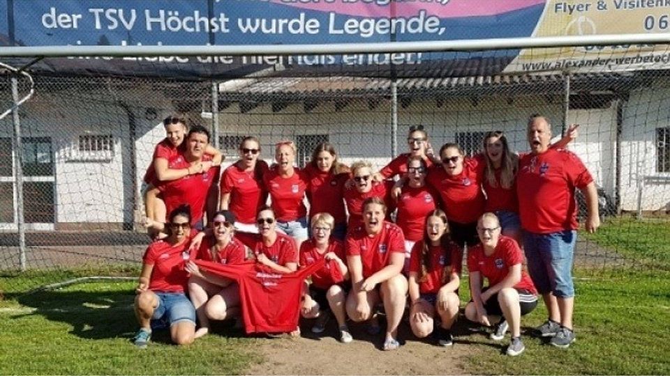 Die Meisterschaft in der Kreisoberliga feierten die Fußballerinnen des TSV Höchst.