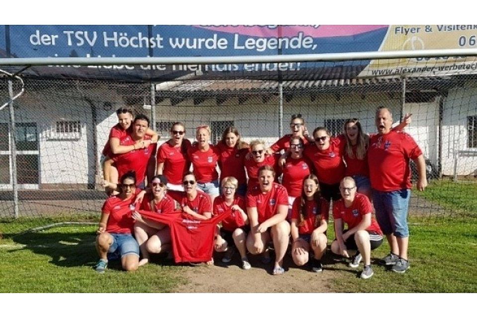 Die Meisterschaft in der Kreisoberliga feierten die Fußballerinnen des TSV Höchst.