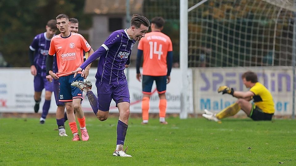 Erwischte einen Traumtag: Nikolai Krzyzanowski (vorne) bejubelte beim 5:0-Sieg des VfR Neuburg gegen den FC Günzburg gleich vier Tore. 