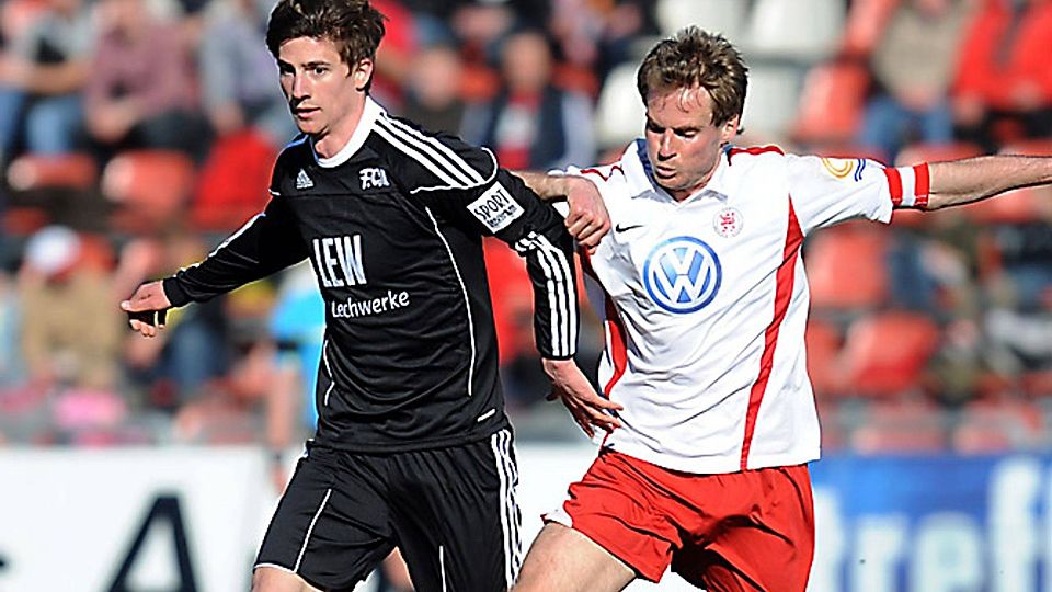 Alexander Elsner (links, hier ein Foto vom Regionalliga-Spiel im März 2011 bei Hessen Kassel) kehrt zum FC Memmingen zurück.  Archiv-Foto: Eibner-Pressefoto