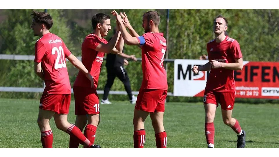 Jakob Sänger (Nr. 20), ebenfalls Torschütze beim Angelburger 3:1-Sieg gegen Bottenhorn, Jonas Knöbel (Mitte, links) und David Müller (rechts) feiern Elias Interthal für seinen Treffer zum 1:0. © Jens Schmidt