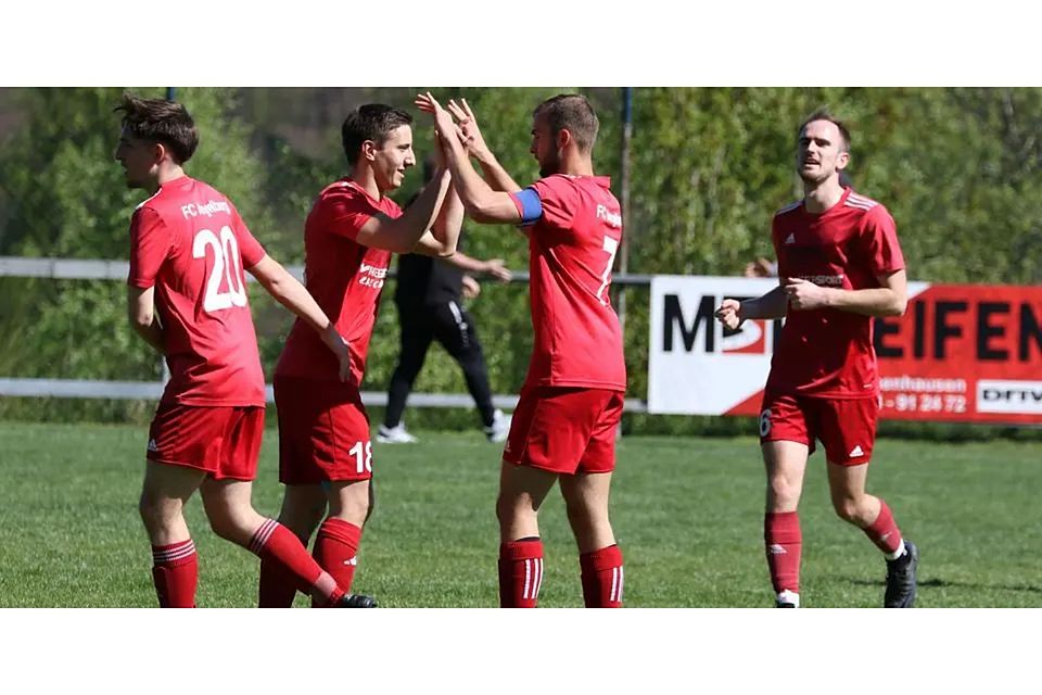 Jakob Sänger (Nr. 20), ebenfalls Torschütze beim Angelburger 3:1-Sieg gegen Bottenhorn, Jonas Knöbel (Mitte, links) und David Müller (rechts) feiern Elias Interthal für seinen Treffer zum 1:0. © Jens Schmidt
