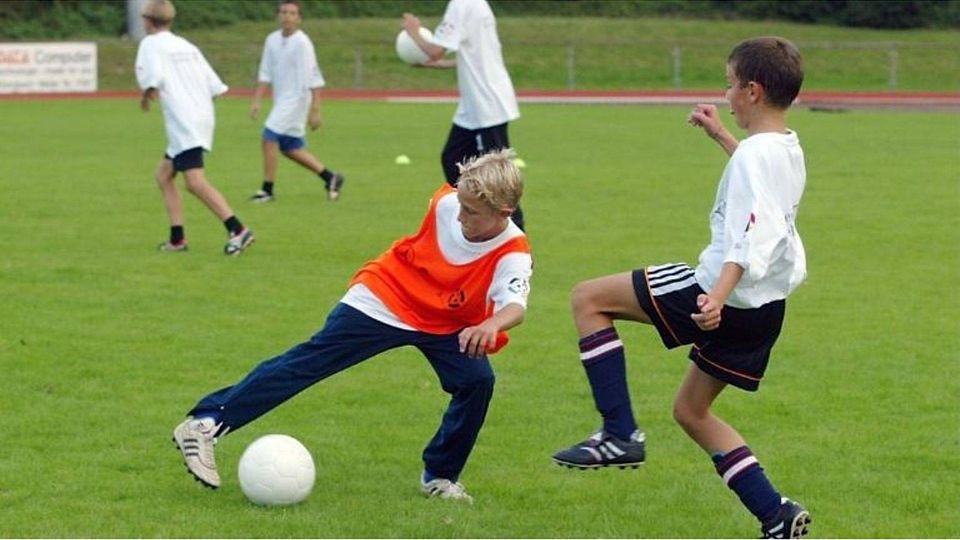 Stützpunkttraining findet bald wieder statt - aber mit mehr Abstand zwischen den einzelnen Spielern als in diesem Bild. Foto: imago/Pressefoto Baumann