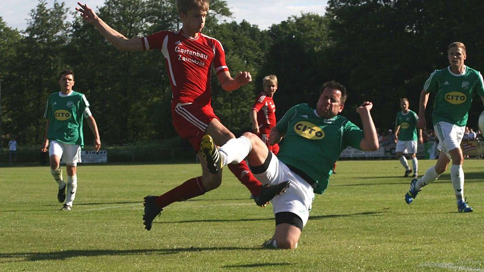 Kersbach (rot) will der Kreisliga einen Schritt näher kommen. F: Rudolf Maxbauer
