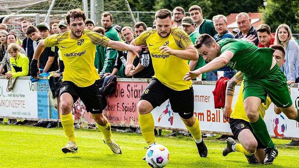Der FC Ränkam (in Gelb) gestaltete am Maifeiertag sein Nachholspiel siegreich.