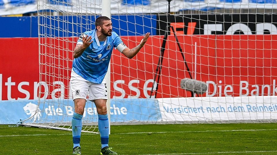 Sascha Mölders (Moelders, TSV 1860 München, 9) ärgert sich über eine vergebene Torchance