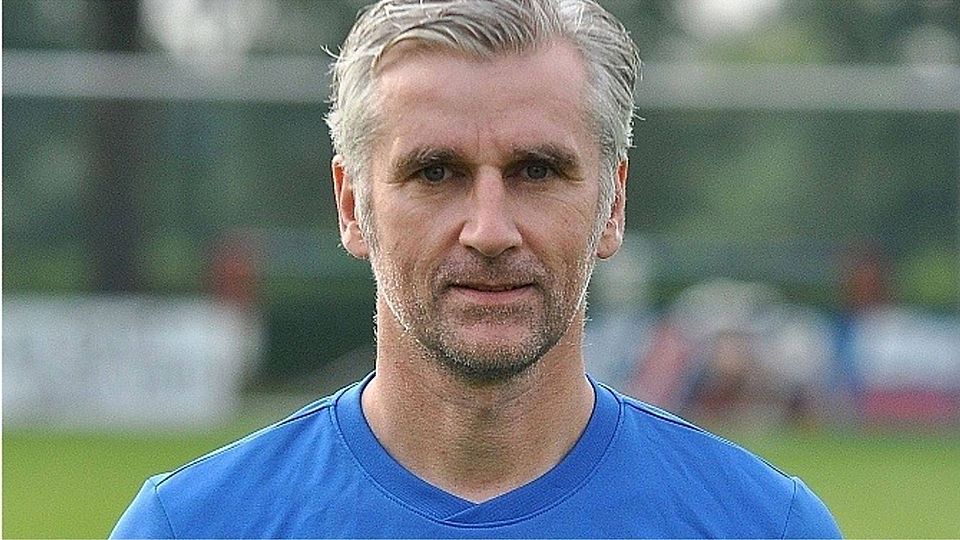 Wilfried Neuschäfer bittet sein Team zum Auftakt.