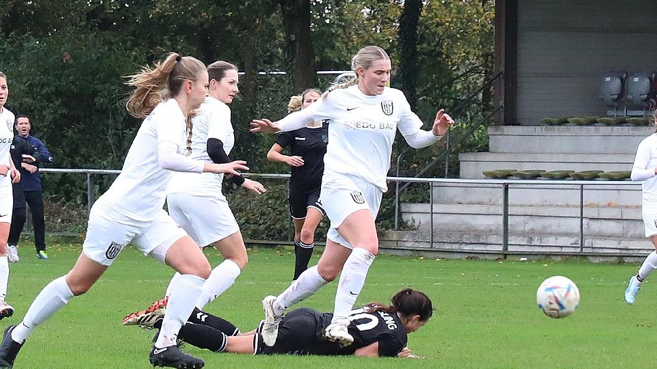 Viel Laufarbeit, und nicht einmal eine Halbchance: Die Echinger Fußballerinnen (weiße Trikots) verloren am Sonntagnachmittag bereits das dritte von vier Heimspielen in dieser Saison.