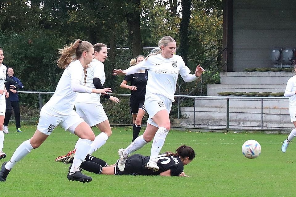 Viel Laufarbeit, und nicht einmal eine Halbchance: Die Echinger Fußballerinnen (weiße Trikots) verloren am Sonntagnachmittag bereits das dritte von vier Heimspielen in dieser Saison.