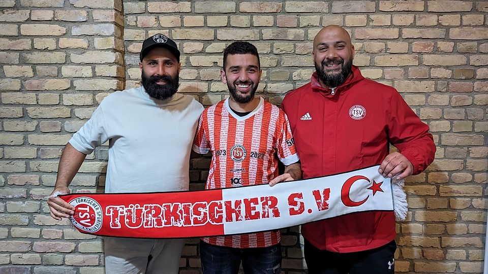 Ilias Amallah (Mitte) wechselt von der SG Germania zum Türkischen SV. Mehmet Kirazli (links) und Trainer Gökhan Caliskan (rechts) freuen sich über den Transfer.
