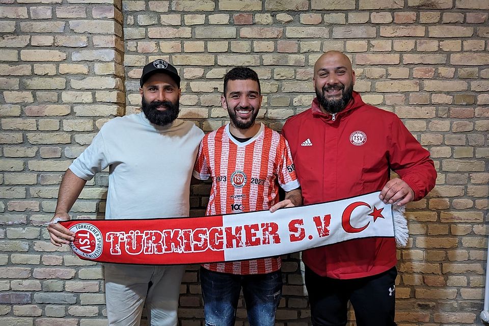 Ilias Amallah (Mitte) wechselt von der SG Germania zum Türkischen SV. Mehmet Kirazli (links) und Trainer Gökhan Caliskan (rechts) freuen sich über den Transfer.