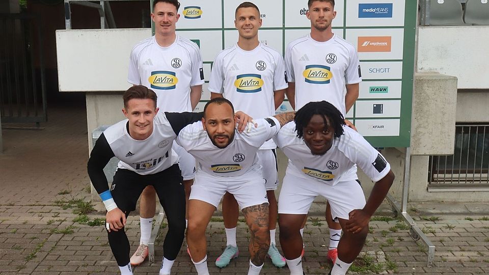Die Landshuter Neuzugänge mit Keeper Andreas Steer (vordere Reihe links) 