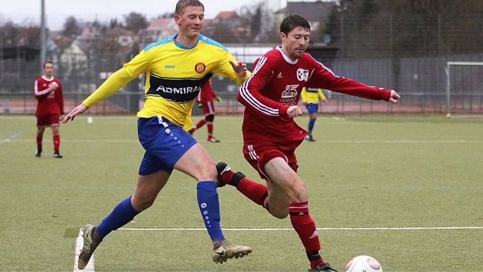 Pfullendorfs A. Zimmermann (links) im Laufduell mit A. Haug von der SG Herdwangen/Großschönach, die sich auf dem Kunstrasen im Tiefental mit 4:2 durchsetzte. Foto: Karl-Heinz Bodon