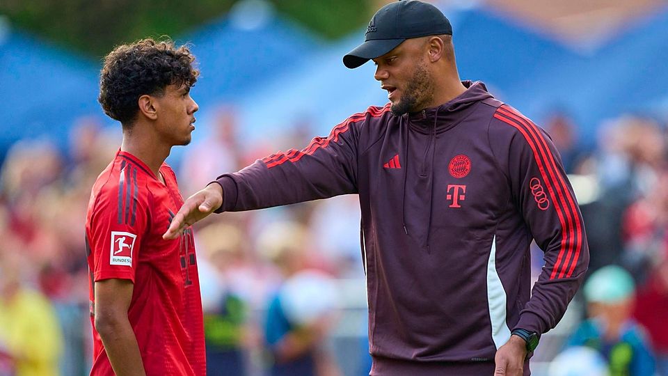 Adam Aznou im Gespräch mit Vincent Kompany. Geht es um die Zukunft des Talents?