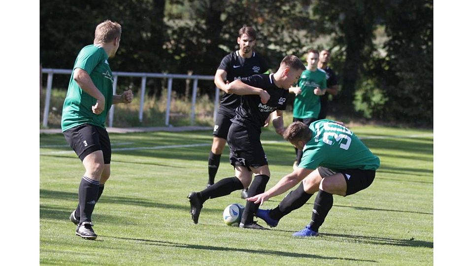Die SG Weinheim (in Schwarz vorne David Szymkow) hat in fünf Spielen noch keinen Punkt abgegeben. Ob die Weste auch nach dem Spiel in Flonheim  weiß ist? 	Foto: BK/Axel Schmitz